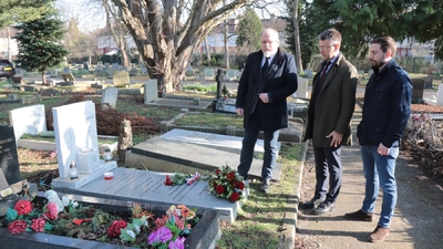 Grób mjr. Wiszowatego, złożenie kwiatów