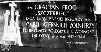 Tablica z symbolicznego grobu kpt. Gracjana Fróga na Cmentarzu Wojskowym na Powązkach pochodząca z albumu pamiątkowego ppłk. dypl. Czesława Jasińskiego. (Z zasobu AIPN)