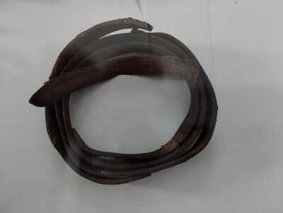 Przedmioty odnalezione w miejscu ukrywania się Józefa Bosia na terenie lasów Nadleśnictwa Gryfice w okolicach wsi Krzepocin (gm. Świerzno). Fot. IPN