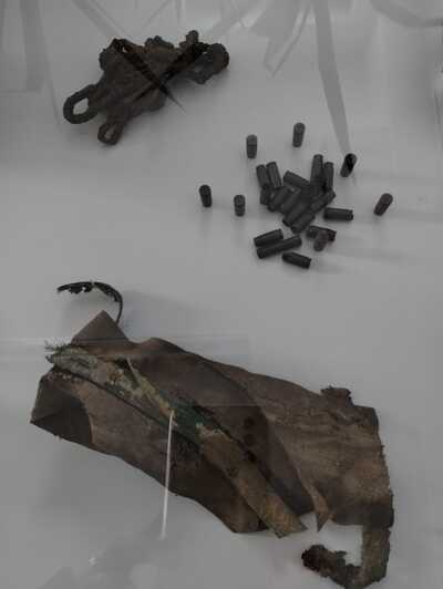 Przedmioty odnalezione w miejscu ukrywania się Józefa Bosia na terenie lasów Nadleśnictwa Gryfice w okolicach wsi Krzepocin (gm. Świerzno). Fot. IPN