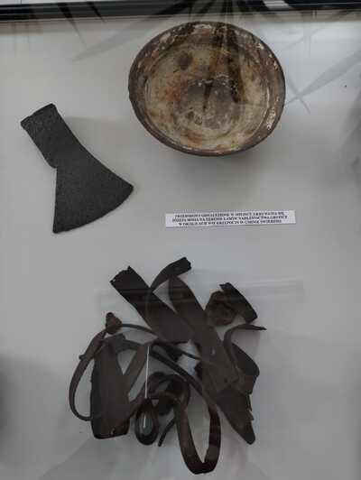 Przedmioty odnalezione w miejscu ukrywania się Józefa Bosia na terenie lasów Nadleśnictwa Gryfice w okolicach wsi Krzepocin (gm. Świerzno). Fot. IPN