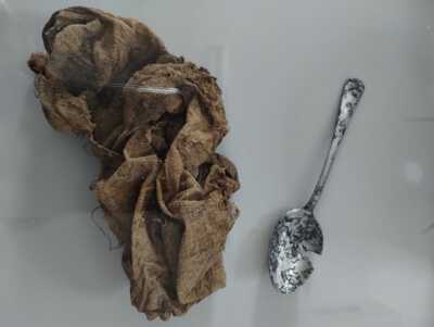 Przedmioty odnalezione w miejscu ukrywania się Józefa Bosia na terenie lasów Nadleśnictwa Gryfice w okolicach wsi Krzepocin (gm. Świerzno). Fot. IPN