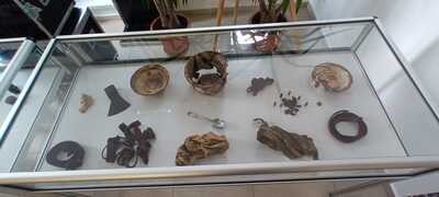 Przedmioty odnalezione w miejscu ukrywania się Józefa Bosia na terenie lasów Nadleśnictwa Gryfice w okolicach wsi Krzepocin (gm. Świerzno). Fot. IPN