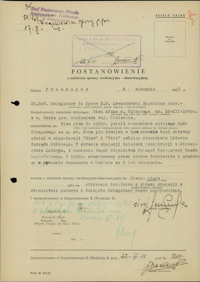 Postanowienie o założeniu sprawy ewidencyjno-obserwacyjnej „na Bienia Adama jako na aktywnego działacza z okresu okupacji w Stronnictwie Ludowym i delegata Delegatury Rządu Londyńskiego”. Przasnysz, 6 sierpnia 1955 r.