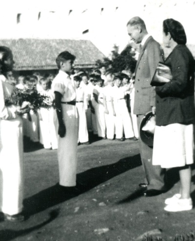Przywitanie Konsula Litewskiego przez Bohdana Czaykowskiego i Janinę Kobuczek podczas wizytacji osiedla, Osiedle Dzieci Polskich w Balachadi, ok. 1944 r. Fot. z zasobu AIPN