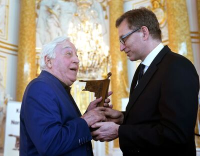 Prezes IPN Jarosław Szarek wręcza nagrodę badaczowi i popularyzatorowi dziejów Lwowa i założycielowi Instytutu Lwowskiego – Januszowi Wasylkowskiemu (Fot. Radek Pietruszka/PAP)