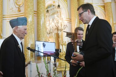 Prezes IPN Jarosław Szarek wręcza nagrodę przedstawicielowi Stowarzyszenia Weteranów Armii Polskiej – Wincentemu Knapczykowi (Fot. Radek Pietruszka/PAP)