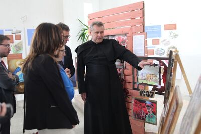 Dowbysz – ks. Waldemar Pawelec prezentuje prace na konkurs poświęcony Operacji Antypolskiej NKWD