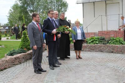 Składanie kwiatów pod pomnikiem ku czci ofiar sowieckiego terroru lat 1935-1938