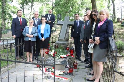 Przy grobie Polikseny i Jana Paderewskich