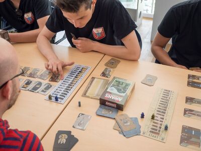 Rozgrywki w grę „Awans” z udziałem uczniów trójmiejskich klas mundurowych