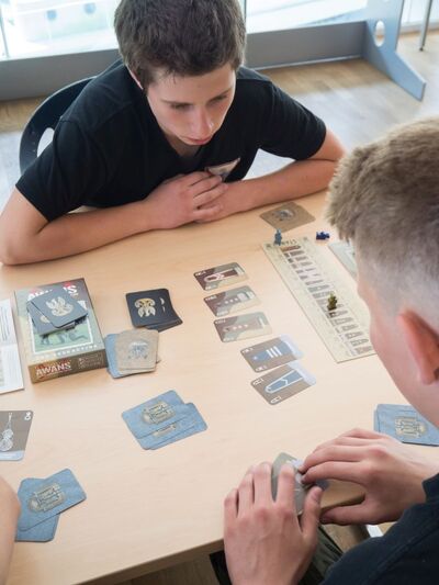 Rozgrywki w grę „Awans” z udziałem uczniów trójmiejskich klas mundurowych