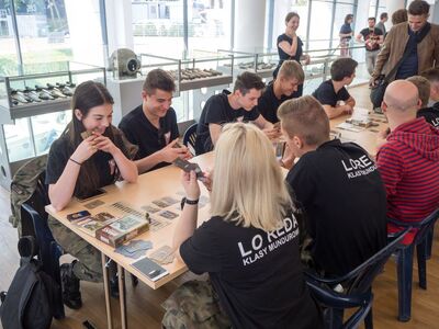 Rozgrywki w grę „Awans” z udziałem uczniów trójmiejskich klas mundurowych