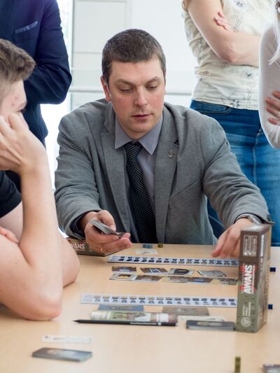 Karol Madaj prezentuje „Awans” uczniom trójmiejskich klas mundurowych