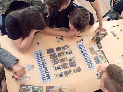 Rozgrywki w grę „Awans” z udziałem uczniów trójmiejskich klas mundurowych