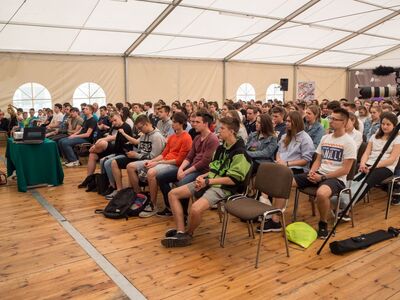 Młodzież szkół warszawskich na premierze III wydania gry „Awans”