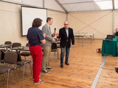 Wicedyrektor MWP dr Henryk Idzi Łatkowski przekazuje mikrofon autorom gry „Awans”