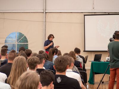 Dr Tomasz Ginter prezentuje historię munduru w II RP