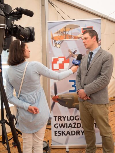 Redakcja telewizyjnego Teleexpressu na premierze gry „Awans” w MWP; autor gry, Karol Madaj, udziela wywiadu