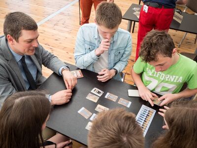 Karol Madaj prezentuje „Awans” uczniom podczas premiery gry w MWP