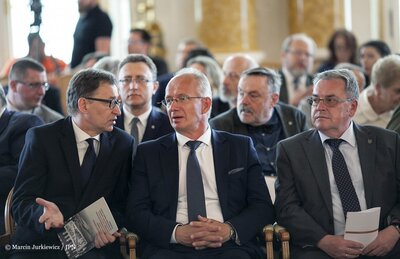 Prezes IPN dr Jarosław Szarek i jego zastępcy: dr. hab. Krzysztof Szwagrzyk oraz Jan Baster (Fot. Marcin Jurkiewicz/IPN)