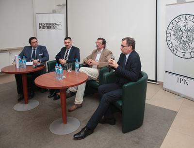 Dyskusja wokół książki „Polska Pamięć. O historii i polityce historycznej”. Od lewej: dr Rafał Łatka, dr hab. Mirosław Szumiło, prof. Jan Żaryn, dr Jarosław Szarek. Fot. Piotr Życieński (IPN)