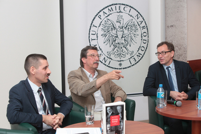 Dyskusja wokół książki „Polska Pamięć. O historii i polityce historycznej”. Od lewej: dr hab. Mirosław Szumiło, prof. Jan Żaryn, dr Jarosław Szarek. Fot. Piotr Życieński (IPN)