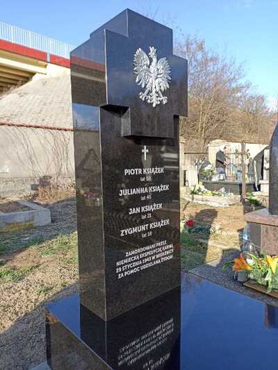 Nowy nagrobek rodziny Książek, wybudowany przez Instytut Pamięci Narodowej