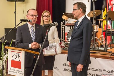 VII Światowy Zjazd Nauczycieli Polonijnych – Ostróda, 1–4 czerwca 2017. Od lewej: Dariusz Piotr Bonisławski – prezes Wspólnoty Polskiej, Jarosław Szarek – prezes IPN