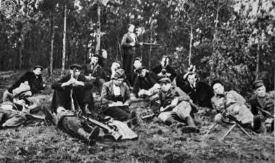 Grupa partyzantów Gwardii Ludowej podczas wypoczynku w lesie, 1942-1944 (fot. z zasobu IPN)