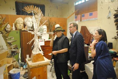 W pracowni artysty rzeźbiarza Andrzeja Pityńskiego (pierwszy z lewej)