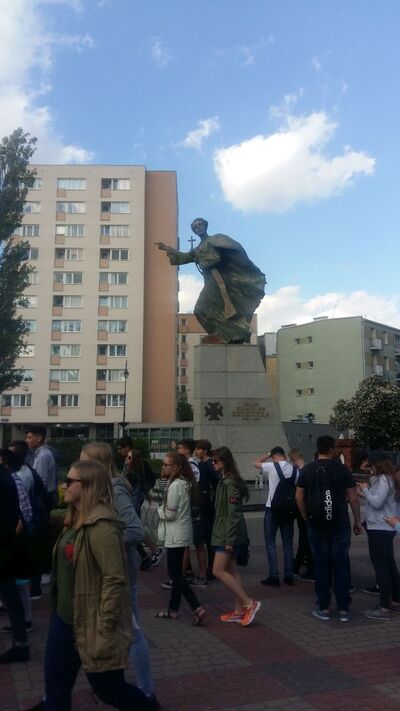 Pomnik ks. Ignacego Skorupki przed praską katedrą