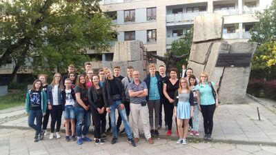 Przed pomnikiem Pomordowanych w Praskich Więzieniach, przy ul. Namysłowskiej