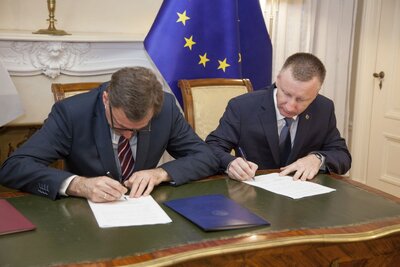 Inauguracja „Przystanku Historia” w Nowym Jorku: porozumienie podpisują prezes IPN dr Jarosław Szarek i szef Stowarzyszenia Pamięć Grzegorz Tymiński