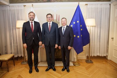 Inauguracja „Przystanku Historia” w Nowym Jorku. Od lewej: konsul generalny RP w Nowym Jorku Maciej Golubiewski, prezes IPN Jarosław Szarek, szef Stowarzyszenia Pamięć Grzegorz Tymiński