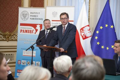 Inauguracja „Przystanku Historia” w Nowym Jorku. Od lewej: szef Stowarzyszenia Pamięć Grzegorz Tymiński, prezes IPN Jarosław Szarek
