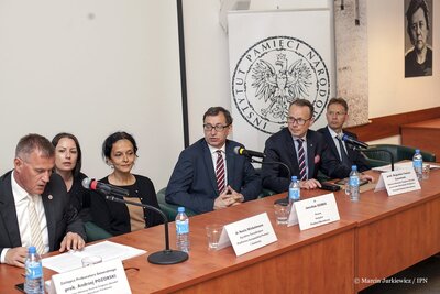 Konferencja prasowa na „Przystanku Historia”. Fot. Marcin Jurkiewicz (IPN)