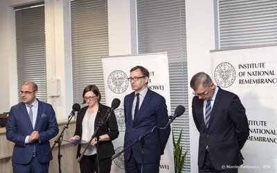 Konferencja prasowa Prezesa IPN. Od lewej: Andrzej Arseniuk – rzecznik prasowy IPN, Marzena Kruk – dyrektor Archiwum IPN, dr Jarosław Szarek – prezes IPN, dr hab. Sławomir Cenckiewicz – wiceprzewodniczący Kolegium IPN
