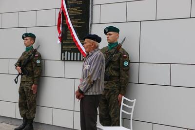 Na pierwszym planie Kazimierz Kopeć, ostatni z żyjących jarosławskich więźniów niemieckich obozów. Fot. Starostwo Powiatowe w Jarosławiu