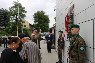 Poświęcenie tablicy przez ks. mjr. Marcina Kwiatkowskiego. Fot. Starostwo Powiatowe w Jarosławiu
