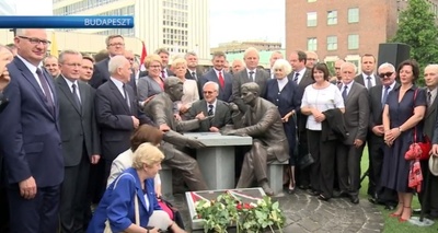Zgromadzeni przy pomniku uczestnicy uroczystości. Fot. Telewizja Republika