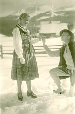 Lidia Lwow ps. „Ewa – Lala” i mjr Zygmunt Szendzielarz ps. „Łupaszka” pozują do zdjęcia w strojach góralskich