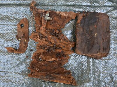 Dobrzyków – zachowany fragment munduru z różańcem i modlitewnikiem