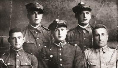 Bernard Żywna (pierwszy z lewej), 33 lata, rolnik z Komaszówki. Przyszli po niego pod koniec lipca, po aresztowaniu wszystkich innych. Miał pięcioro dzieci, żona spodziewała się szóstego (zbiory IPN)