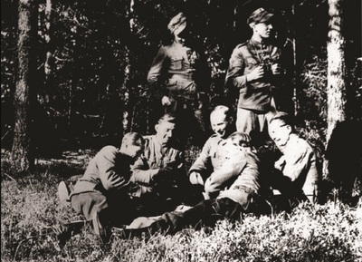 Siedzi pośrodku mjr Franciszek Szabunia „Zemsta”, „Lechita”, inspektor Inspektoratu Suwalskiego AKO, 1945 r. (zbiory IPN)