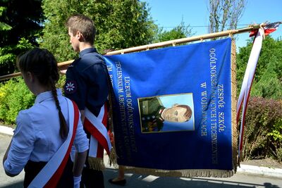 Sztandar szkoły z wizerunkiem patrona. Fot. Biały Wilk Fotografia