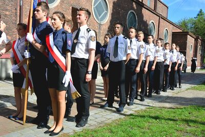 Uczniowie szkoły przed uroczystą Mszą Świętą. Fot. Biały Wilk Fotografia