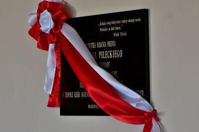 Uroczystości nadania szkole imienia towarzyszyło odsłonięcie tablicy pamiątkowej. Fot. Biały Wilk Fotografia