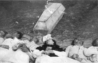 Chołopecze, powiat Horochów, Wołyń. Czesi pomordowani przez Ukraińców we wsi Chołopecze. (Fot. NN, KARTA)