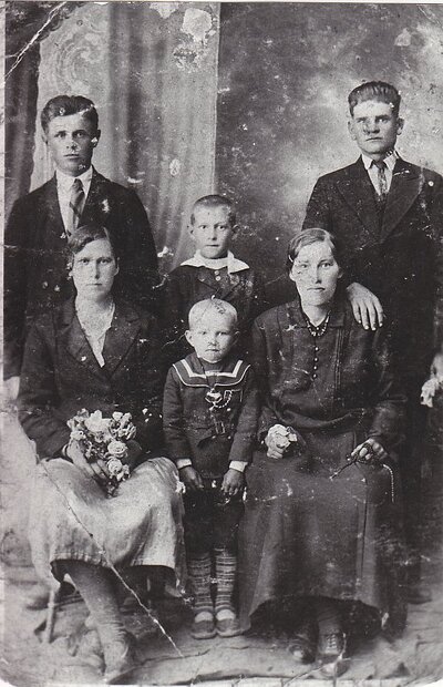 Rodzina Pradunów z Ostrówek. Od prawej (siedzą): Maria (zginęła pod Sokalem); Aleksander; siostra Marii, zginęła pod Sokołem; stoją: Jan (mąż Marii); Stanisław, zginął pod Sokołem; mąż siostry Marii. Zbiory Leona Popka